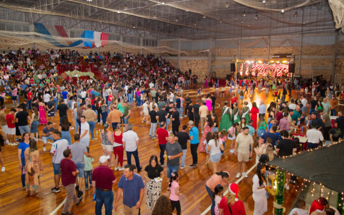 Banda Cosmo Express e chegada do Papai Noel encerraram a programação do Natal Encanta David 2025