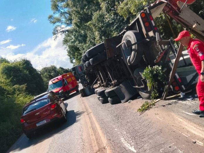 Carreta tombou na ERS-324 entre Marau e Vila Maria e causou lentidão no trânsito