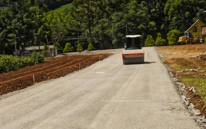 Iniciou a preparação para asfaltamento no Parque Municipal de Eventos, em David Canabarro