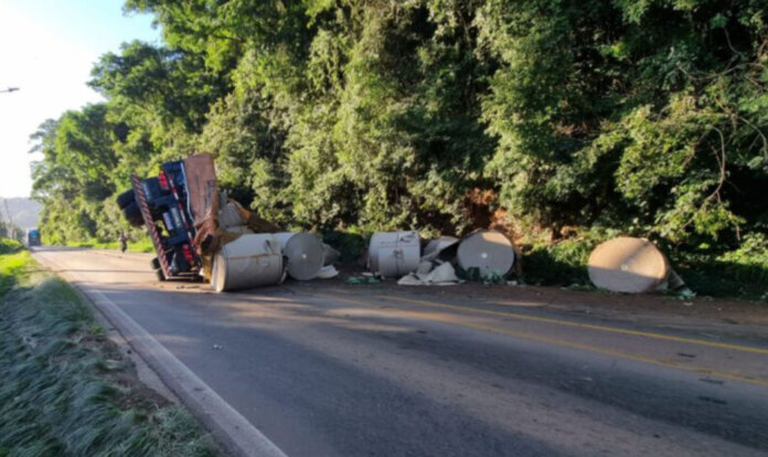 Carreta com bobinas de papel tomba na ERS-324, no trevo de acesso a Marau