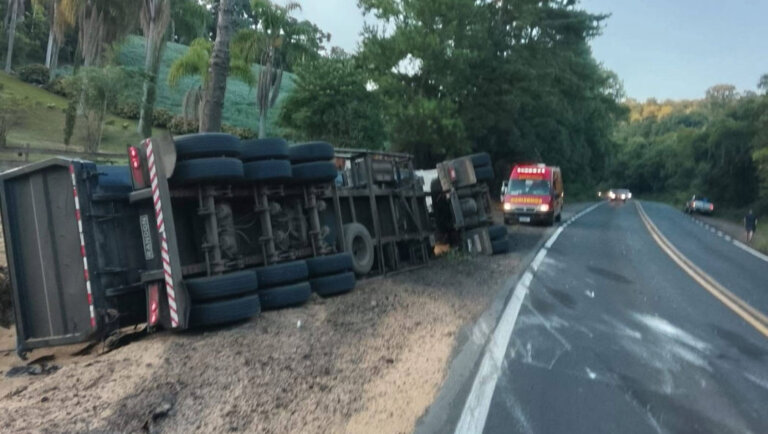 Tombamento de caminhão é registrado na ERS-324 entre Marau e Passo Fundo