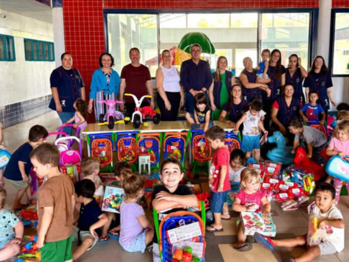 Casca amplia investimentos e entrega brinquedos a escolas e centro especializado