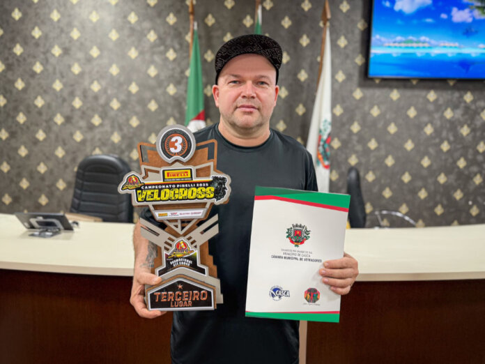 Câmara de Casca homenageia piloto Edson de Paula por trajetória no velocross