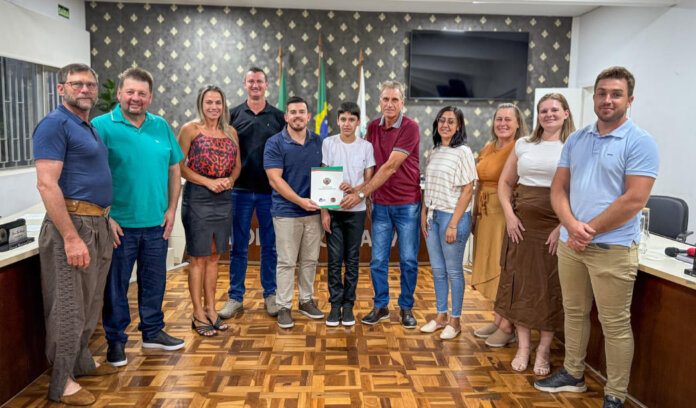 Legislativo de Casca homenageia aluno por destaque na educação