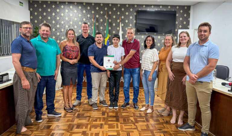 Legislativo de Casca homenageia aluno com Moção de Aplausos