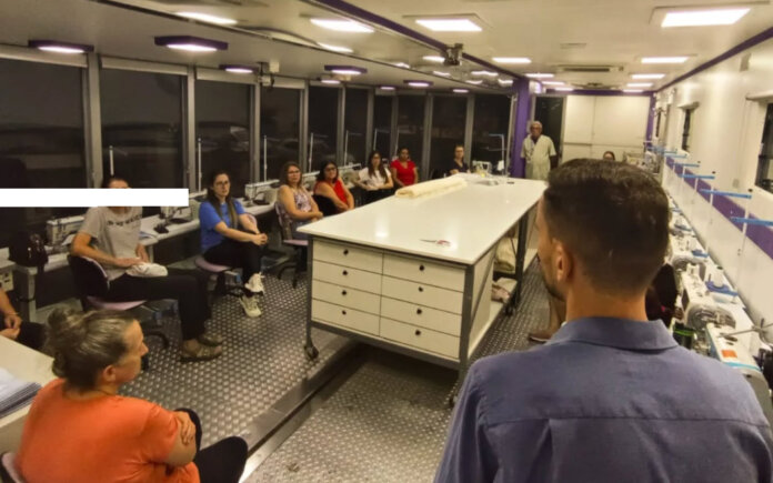 Carreta do SENAI oferece qualificação em Costura Industrial em São Domingos do Sul