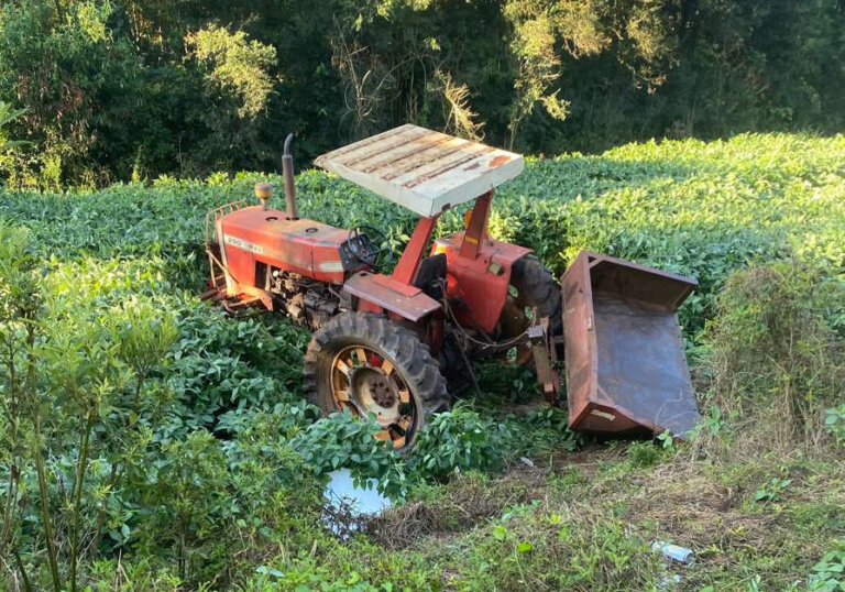 Acidente entre trator e caminhão é registrado na ERS-324, em Casca
