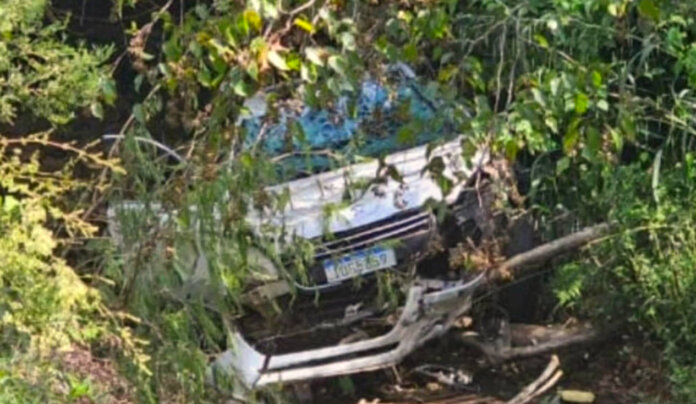 Carro sai da pista e cai em rio na ERS-324 entre Marau e Passo Fundo