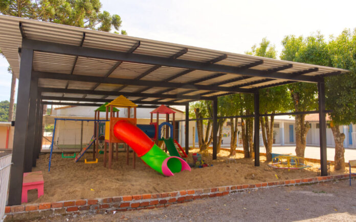 EMEF Gonçalves Dias, em Vanini, recebe cobertura na área dos brinquedos