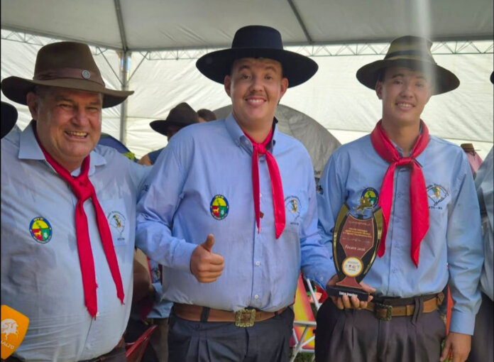 Irmãos Pandolfo representam CTG Laço da Amizade na Festa Campeira do RS