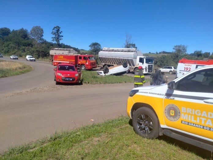 Mulher fica ferida em acidente no trevo entre a ERS-324 e a AM-458