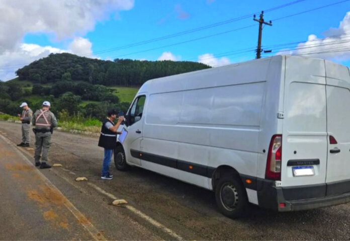 Ação conjunta realiza barreira sanitária e fiscaliza transporte de alimentos em São Domingos do Sul