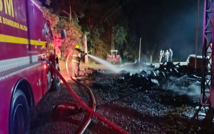 Incêndio em silo mobiliza bombeiros em São Domingos do Sul