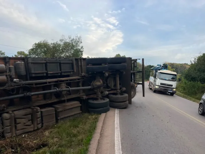 Caminhão tomba na ERS-324 entre Marau e Passo Fundo