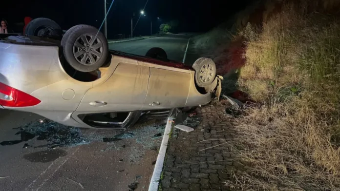 Motorista fica ferido após capotamento em Casca