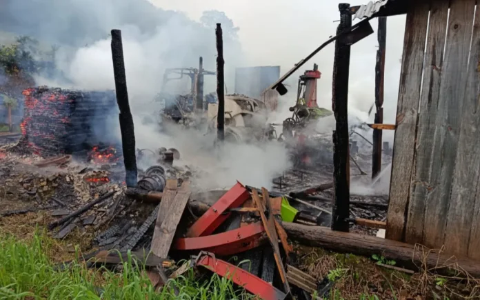 Incêndio destrói galpão e máquinas agrícolas no interior de Vanini