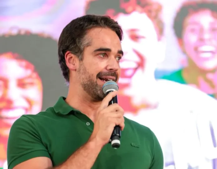 Eduardo Leite veta fim da taxa de licenciamento de veículos no RS