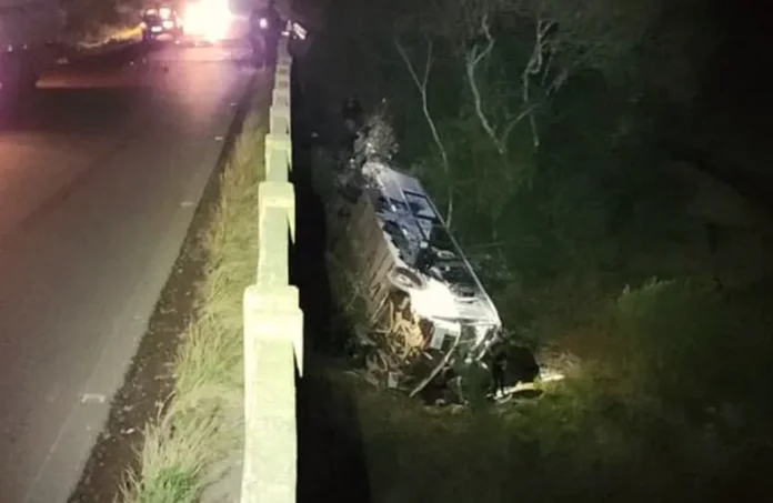 Ônibus cai da Ponte Carreiro e deixa um morto na ERS-324, entre Casca e Paraí