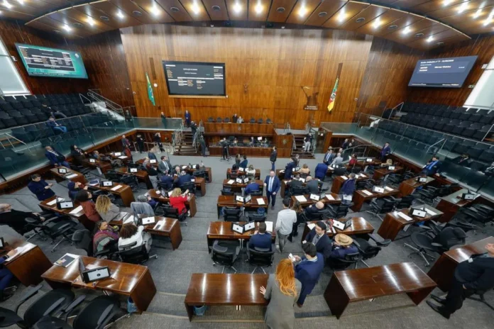Assembleia Legislativa derruba veto total do Executivo a projeto que extingue taxa de expedição do CRLV