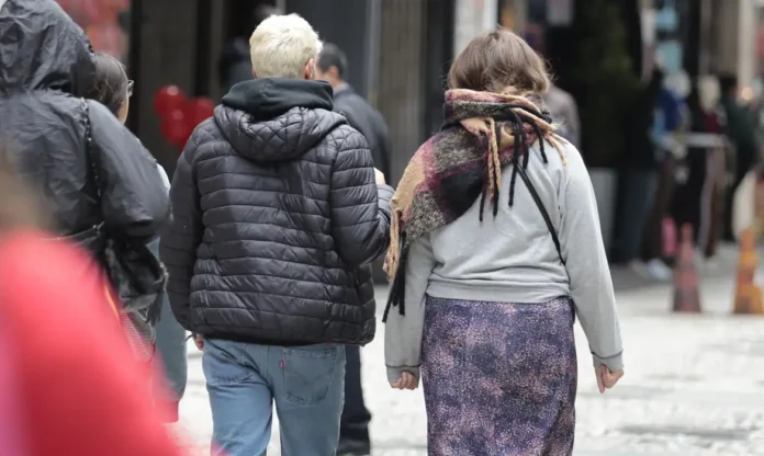 Frente fria associada a ciclone baixa temperatura no Sul do país