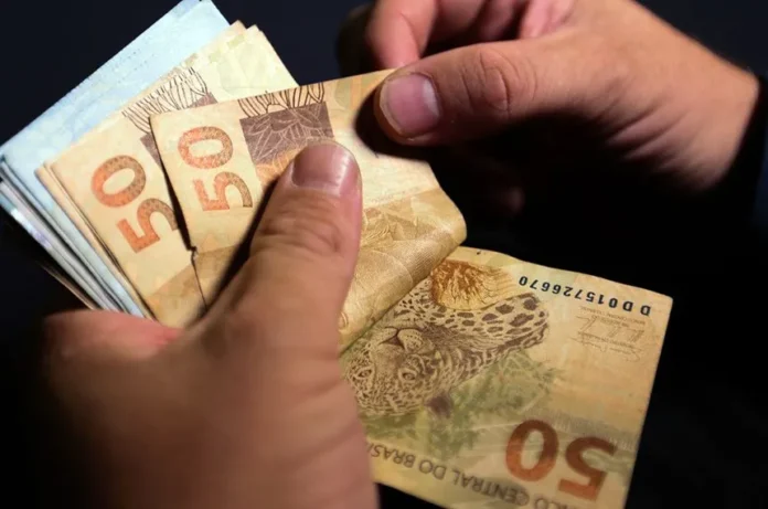 Salário mínimo deverá subir para R$ 1.741 em 2027