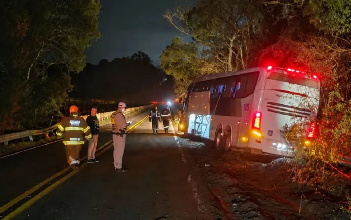 Saída de pista de ônibus é registrada na ERS-324 entre Casca e Paraí