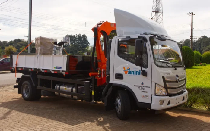 Município de Vanini reforça frota com novo caminhão com cesto aéreo