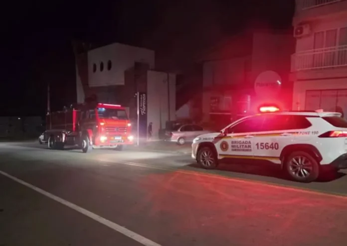 Incêndio atinge depósito de prédio comercial em Casca