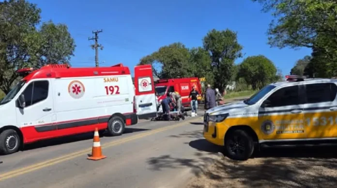 Colisão entre carro e motocicleta deixa uma pessoa ferida na ERS-324, em Casca