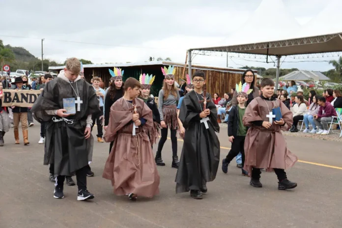 Desfile Temático abordou os 400 anos das Missões Jesuítas em David Canabarro