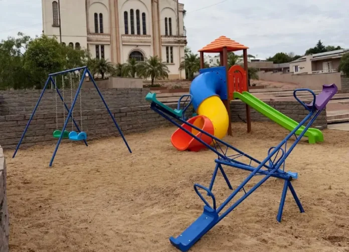 Praça da Igreja Matriz e Módulo Esportivo de Ciríaco recebem novos brinquedos