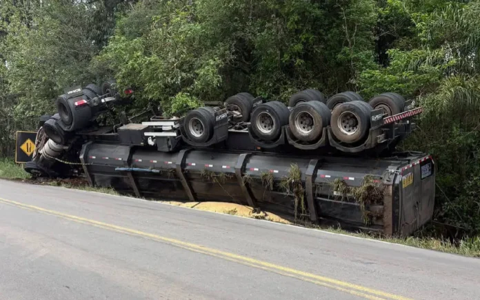 Carreta tomba na ERS-324 entre Passo Fundo e Marau; motorista sai ileso