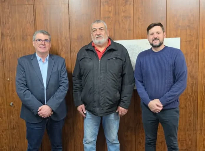 Prefeito e vice de Casca discutem projetos de infraestrutura com direção do DAER