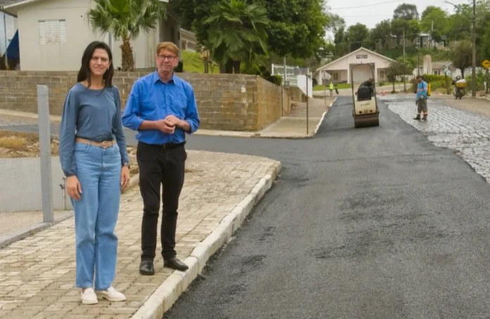 Obras de pavimentação asfáltica na Rua Presidente Vargas, em Vanini